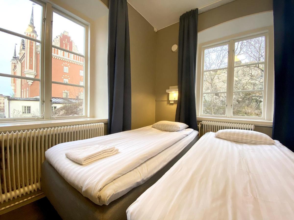 Tweepersoonskamer met 2 Aparte Bedden en Gedeelde Badkamer